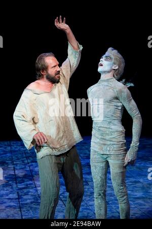 l-r: Ralph Fiennes (Prospero), Tom Byam Shaw (Ariel) in THE TEMPEST von Shakespeare im Theatre Royal Haymarket, London SW1 05/09/2011 Design: Stephen Brimson-Lewis Beleuchtung: Paul Pyant Regie: Trevor Nunn Stockfoto