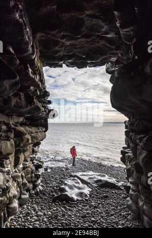 Font-y-Gary Cave, eine Küstenhöhle in den Klippen bei Fontygary in Aberthaw, Wales, Großbritannien Stockfoto