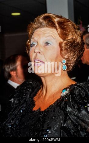 ENSCHEDE, NIEDERLANDE - 09. SEPTEMBER 1988: Königin Beatrix und ihr Mann Prinz Claus bei der Eröffnung des neuen Musikzentrums in der Stadt Enschede. Stockfoto