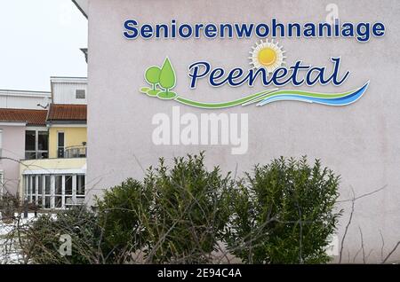 Loitz, Deutschland. Februar 2021. Der Schriftzug 'Seniorenwohnanlage Peenetal' ist auf einem Gebäude im Zentrum von Loitz zu sehen. Quelle: Stefan Sauer/dpa-Zentralbild/ZB/dpa/Alamy Live News Stockfoto