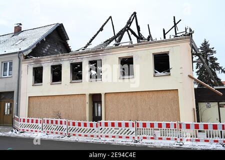 Loitz, Deutschland. Februar 2021. Leere Häuser stehen im Ortskern von Loitz im Landkreis Vorpommern-Greifswald. Loitz ist eine Stadt, die seit dem Fall der Berliner Mauer fast die Hälfte ihrer Einwohner verloren hat. Nach Kriegsende fanden hier auch mehrere tausend deutsche Flüchtlinge eine neue Heimat. Quelle: Stefan Sauer/dpa-Zentralbild/ZB/dpa/Alamy Live News Stockfoto