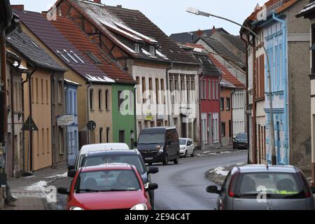 Loitz, Deutschland. Februar 2021. Leere Häuser stehen im Ortskern von Loitz im Landkreis Vorpommern-Greifswald. Loitz ist eine Stadt, die seit dem Fall der Berliner Mauer fast die Hälfte ihrer Einwohner verloren hat. Nach Kriegsende fanden hier auch mehrere tausend deutsche Flüchtlinge eine neue Heimat. Quelle: Stefan Sauer/dpa-Zentralbild/ZB/dpa/Alamy Live News Stockfoto