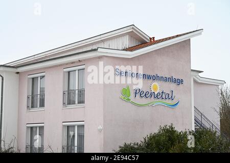 Loitz, Deutschland. Februar 2021. Der Schriftzug 'Seniorenwohnanlage Peenetal' ist auf einem Gebäude im Zentrum von Loitz zu sehen. Quelle: Stefan Sauer/dpa-Zentralbild/ZB/dpa/Alamy Live News Stockfoto