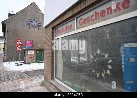 Loitz, Deutschland. Februar 2021. Leere Häuser stehen im Ortskern von Loitz im Landkreis Vorpommern-Greifswald. Loitz ist eine Stadt, die seit dem Fall der Berliner Mauer fast die Hälfte ihrer Einwohner verloren hat. Nach Kriegsende fanden hier auch mehrere tausend deutsche Flüchtlinge eine neue Heimat. Quelle: Stefan Sauer/dpa-Zentralbild/ZB/dpa/Alamy Live News Stockfoto