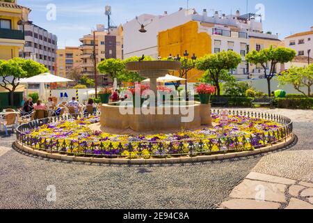 Die Stadt Estepona ist voller Ecken von großer Schönheit, geschmückt mit Pflanzen, die sich durch ihre weiß getünchten Häuser abheben. Estepona, Andalusien, Spanien Stockfoto
