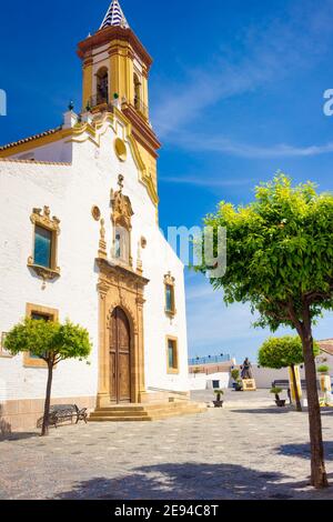 Blick auf die Kirche unserer Lieben Frau von Remedios befindet sich im oberen Teil des historischen Zentrums der Stadt Estepona, Andalusien, Spanien Stockfoto