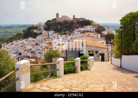 Panoramablick auf die Stadt Casares auf einem Berghang gelegen, mit seinen weiß getünchten und engen Häusern, dies ist eine der typischen Städte in der PR Stockfoto