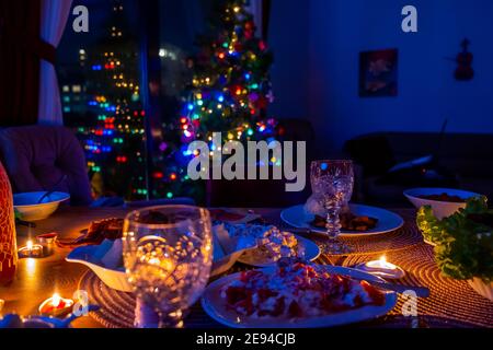 Esstisch mit Kerzen und Weihnachtsbaum Stockfoto