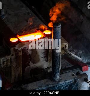 Aluminotherme (exotherme) Schienenschweißen innerhalb eines U-Bahn-Tunnelprojekts Stockfoto