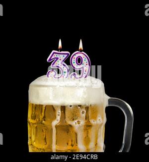 Nummer 39 Kerze im Bierkrug für Geburtstagsfeier isoliert Auf Schwarz Stockfoto