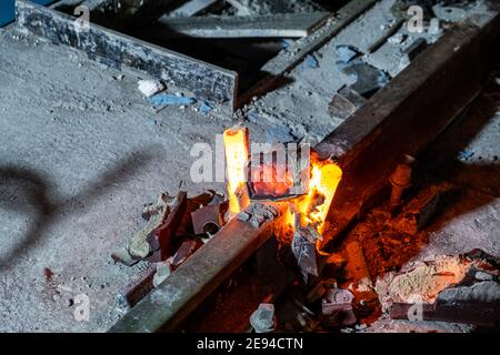 Thermisches (exothermes) Schienenschweißen innerhalb eines U-Bahn-Tunnelprojekts Stockfoto