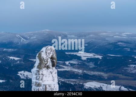 Schöne alpine Panoramablick schneebedeckte Berge, Europäische schöne Winterberge in Jeseniky, Piste für Langläufer in der Landschaft je Stockfoto