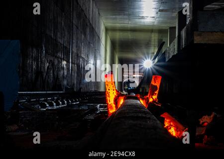 Thermisches (exothermes) Schienenschweißen innerhalb eines U-Bahn-Tunnelprojekts Stockfoto