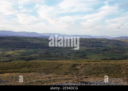 Blick über das Lyth Valley Cumbria von Scout Scar nach Westen in Richtung der Fjells des Lake District National Park. Stockfoto