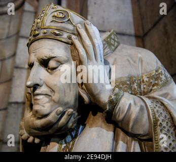 Kopflose Statue von Saint Denis in der römisch-katholischen Basilika Saint-Denis, Paris, Frankreich Stockfoto