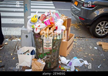 New York, NY, USA - 1. Feb 2021: Auf einem Bürgersteig in Manhattan ist der Mülleimer mit Müll überfüllt Stockfoto