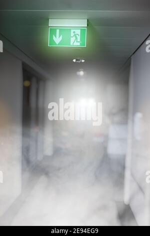 Smog und Rauch im Bürogebäude - Notausgang Stockfoto