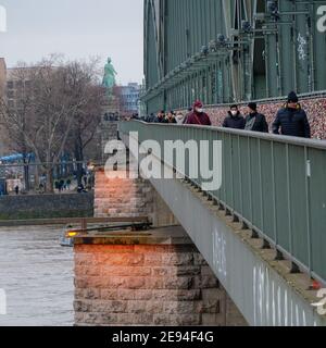 KÖLN, DEUTSCHLAND - 31. Jan 2021: Kinderwagen auf einem Spaziergang auf der Hohenzollernbrücke in Köln Stockfoto