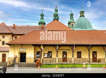 Kalwaria Zebrzydowska, Polen - 27. August 2020: Pilgerfahrt auf dem Kalvarienberg Manieristischer Komplex des Klosters des Bernardinen Ordens und der Basilika der Heiligen Maria Stockfoto