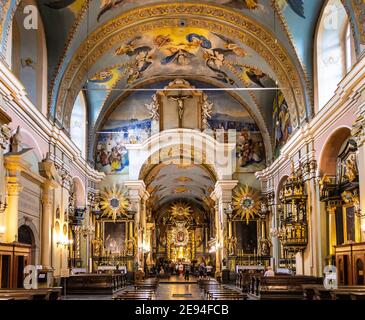 Kalwaria Zebrzydowska, Polen - 27. August 2020: Hauptschiff der Basilika St. Maria im Bernardinerkloster des Ordens innerhalb der Wallfahrt Kalvarienberg Manierist Stockfoto