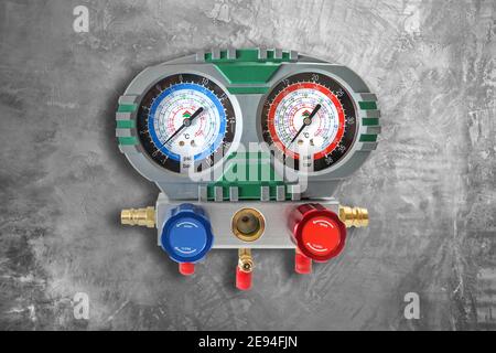 Manometer an Geräten zur Untersuchung und Betankung von Klimaanlagen Und 3 Gummifarben Schläuche isoliert auf weiß Stockfoto