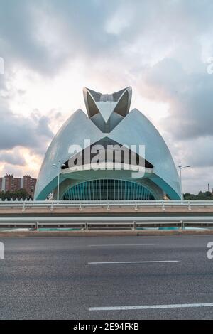 VALENCI, SPANIEN - 19. Aug 2019: Vertikales Foto von Palau de les Arts Reina Sofia und Monteolivete Brücke in der Stadt der Künste und Wissenschaften während des Sonnenuntergangs Stockfoto