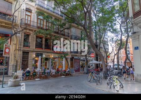 VALENCIA, SPANIEN - Jul 11, 2019: Straße in der Nähe der Plaza del Tossal mit Terrassen von Bars und Restaurants im Viertel Carmen. Valencia Spanien. Stockfoto