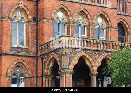 Leeds City Wahrzeichen, Großbritannien. Leeds General Infirmary - alte Krankenhausarchitektur. Denkmalgeschütztes Gebäude. Stockfoto