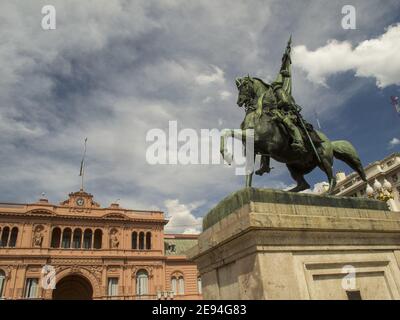 BUENOS AIRES, ARGENTINIEN - 06. Nov 2012: Der Präsidentenpalast (Casa Rosada) und das General Manuel Belgrano Monument an der Plaza de Mayo, Buenos Aires, Arg Stockfoto
