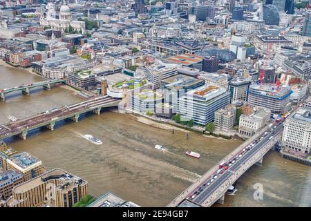 London Luftaufnahme mit Themse Brücken: Southwark Bridge, Cannon Street Railway Bridge und London Bridge. Stockfoto