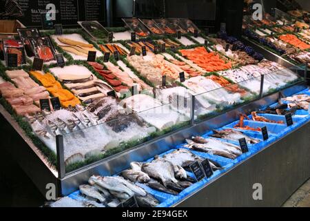 LEEDS, Großbritannien - 11. JULI 2016: Lebensmittelstall im britischen Leeds Kirkgate Market. Auf dem Markt gibt es 800 Verkaufsstände. Es wird von 100.000 Wochenladen besucht Stockfoto