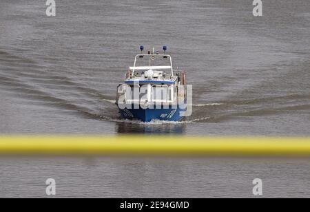 25. Januar 2021, Brandenburg, Wusterwitz: Ein Boot der Wasserpolizei (WSP) fährt auf dem Elbe-Havel-Kanal in Richtung Schleuse Wusterwitz. Foto: Soeren Sache/dpa-Zentralbild/dpa Stockfoto