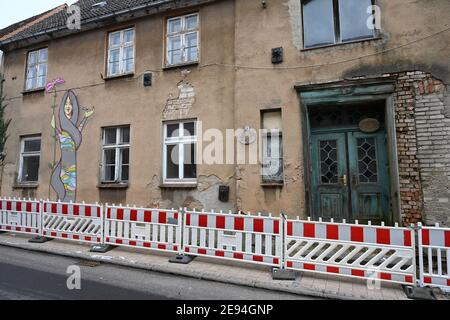 Loitz, Deutschland. Februar 2021. Leere Häuser stehen im Ortskern von Loitz im Landkreis Vorpommern-Greifswald. Loitz ist eine Stadt, die seit dem Fall der Berliner Mauer fast die Hälfte ihrer Einwohner verloren hat. Nach Kriegsende fanden hier auch mehrere tausend deutsche Flüchtlinge eine neue Heimat. Quelle: Stefan Sauer/dpa-Zentralbild/ZB/dpa/Alamy Live News Stockfoto