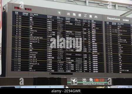 Tokio, Japan - Dezember 5, 2016: Abflug Zeitplan am Narita Flughafen in Tokyo. Flughafen Narita ist die 2 verkehrsreichsten Flughafen von Japan (nach Haneda) wit Stockfoto