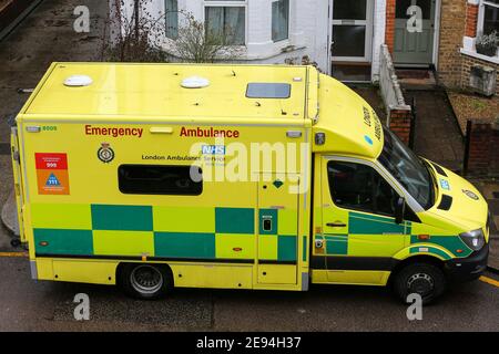 London, Großbritannien. Januar 2021. Ein Londoner Krankenwagen wartet vor einem Grundstück in London. Kredit: SOPA Images Limited/Alamy Live Nachrichten Stockfoto