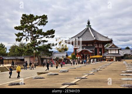 NARA, Japan - 23. NOVEMBER 2016: Touristen besuchen Kofuku-ji-Tempel in Nara, Japan. Der Tempel ist Teil von Nara ist UNESCO-Weltkulturerbe. Stockfoto