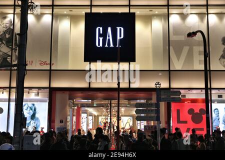 TOKIO, JAPAN - 4. DEZEMBER 2016: Menschen kaufen in Gap Kleidung im Harajuku Bezirk von Tokio, Japan. GAP Inc. Ist ein amerikanischer, weltweiter Modeeinzelhandel Stockfoto