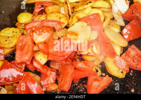 Kartoffeln und Tomaten in kleine Stücke auf elektrischen Grill, Nahaufnahme Detail gegrillt Stockfoto