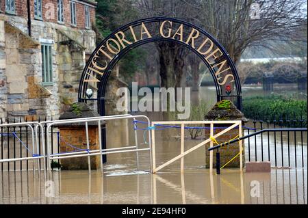 Die Victoria Gardens neben Abbey Mill am Fluss Avon sind von jedem Anstieg des Wasserspiegels betroffen. Tewkesbury ist eine überflutete Horspot mit den beiden riv Stockfoto