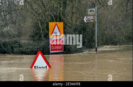 Die Straße B4213 nach Tirley ist wegen tiefem Hochwasser kurz nach Apperley gesperrt. Überschwemmung entlang des Flusses Severn in Gloucestershire zwischen Tewkesbury A Stockfoto