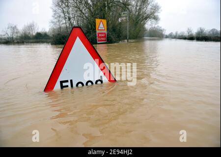 Die Straße B4213 nach Tirley ist wegen tiefem Hochwasser kurz nach Apperley gesperrt. Überschwemmung entlang des Flusses Severn in Gloucestershire zwischen Tewkesbury A Stockfoto