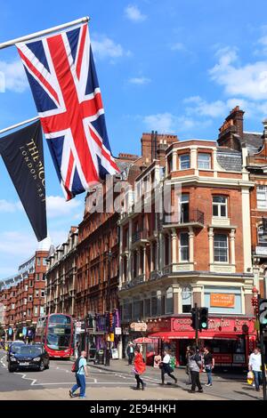 London, Großbritannien - 6. JULI 2016: Menschen besuchen die Shaftesbury Avenue in London. London ist mit 13 Millionen Einwohnern die bevölkerungsreichste Stadt Großbritanniens Stockfoto