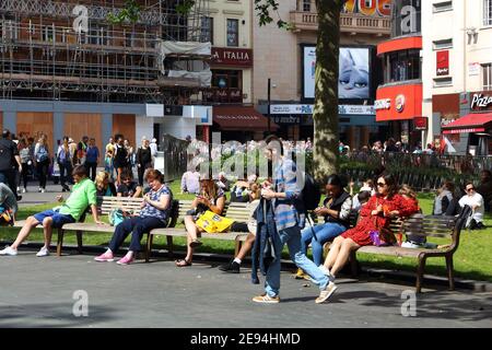 LONDON, Großbritannien - 6. JULI 2016: die Menschen besuchen Leicester Square in London, UK. London ist die bevölkerungsreichste Stadt in Großbritannien mit 13 Millionen Menschen leben in Es Stockfoto