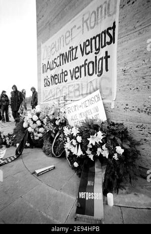 Deutschland, Bergen-Belsen, 27. Oktober 1979: Gedenkveranstaltung zur Verfolgung von Sinti und Roma im Dritten Reich an der Gedenkstätte des Konzentrationslagers Bergen-Belsen --- Bergen-Belsen, 27,10.1979: Gedenkveranstaltung an die Verfolgung von Sinti und Roma im Dritten Reich in der Gedenkstätte des KZ Bergen-Belsen Stockfoto
