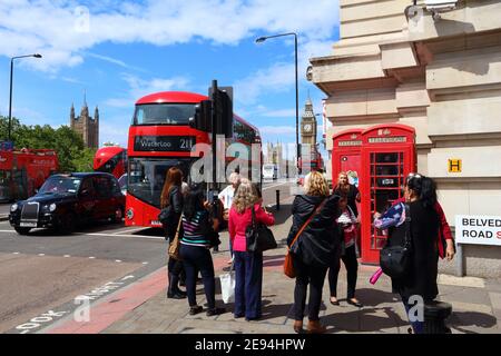 LONDON, Großbritannien - 7. JULI 2016: die Menschen in der Nähe von Big Ben in London, UK. London ist die bevölkerungsreichste Stadt in Großbritannien mit 13 Millionen Menschen leben in seiner Met Stockfoto