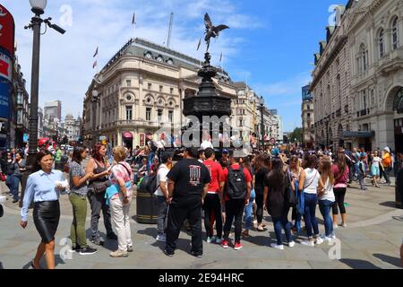 LONDON, Großbritannien - 7. JULI 2016: die Menschen besuchen Piccadilly Circus in London. London ist die bevölkerungsreichste Stadt in Großbritannien mit 13 Millionen Menschen, die in der m Stockfoto