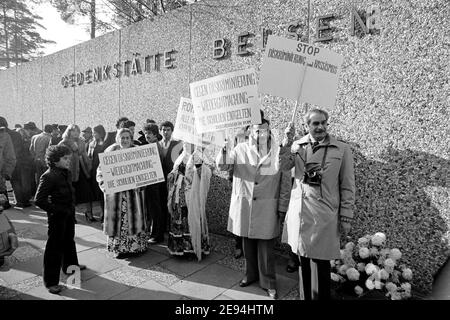 Deutschland, Bergen-Belsen, 27. Oktober 1979: Gedenkveranstaltung zur Verfolgung von Sinti und Roma im Dritten Reich an der Gedenkstätte des Konzentrationslagers Bergen-Belsen --- Bergen-Belsen, 27,10.1979: Gedenkveranstaltung an die Verfolgung von Sinti und Roma im Dritten Reich in der Gedenkstätte des KZ Bergen-Belsen Stockfoto