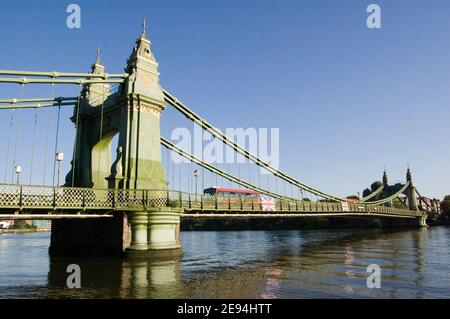 Blick auf die Hängebrücke, die Hammersmith mit Barnes über die Themse verbindet. Entworfen von Joseph Bazalgette und eröffnet 1887. Es wurde attac Stockfoto