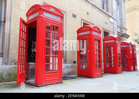 Telefonzelle in London. Wahrzeichen Londons - rote Telefonzelle. Stockfoto
