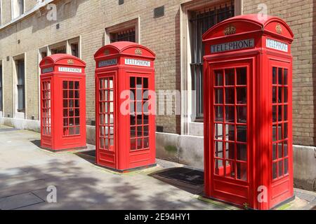 Telefonzelle in London. Wahrzeichen Londons - rote Telefonzelle. Stockfoto